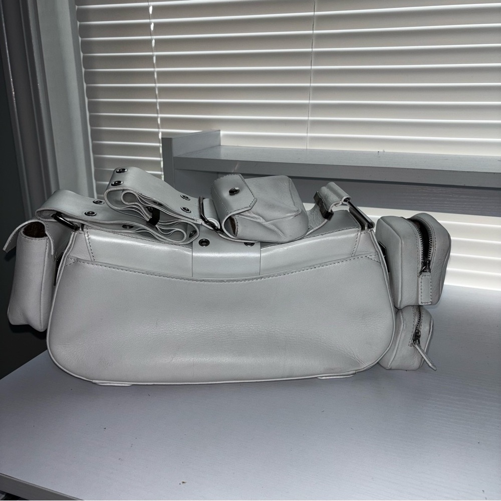 CHRISTIAN DIOR
White Leather Street Chic Columbus Avenue Multipocket Bag - Picture 4 of 16